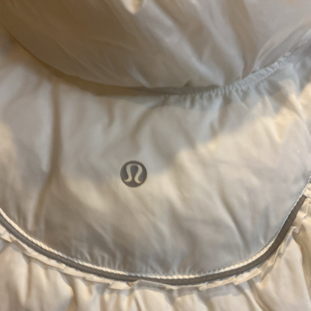 Lululemon light weight with stretchy, thumb holes and 2 pockets - Picture 5 of 8